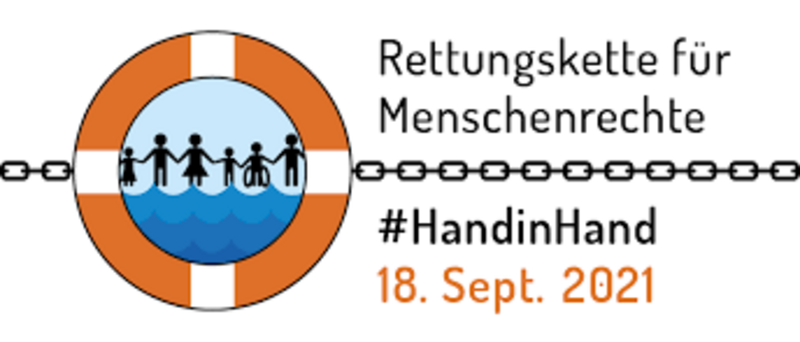 Logo der Veranstaltung Rettungskette für Menschenrecht #HandInHand. Grafik von einem Rettungsring, von dem in beide Richtungen eine Kette an den Bildrand führt. Im Ring stehen Menschen auf dem Meer.