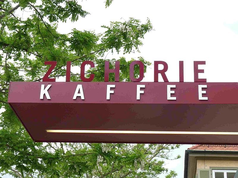 Schriftzug an einem Gebäude: Zichorie Kaffee