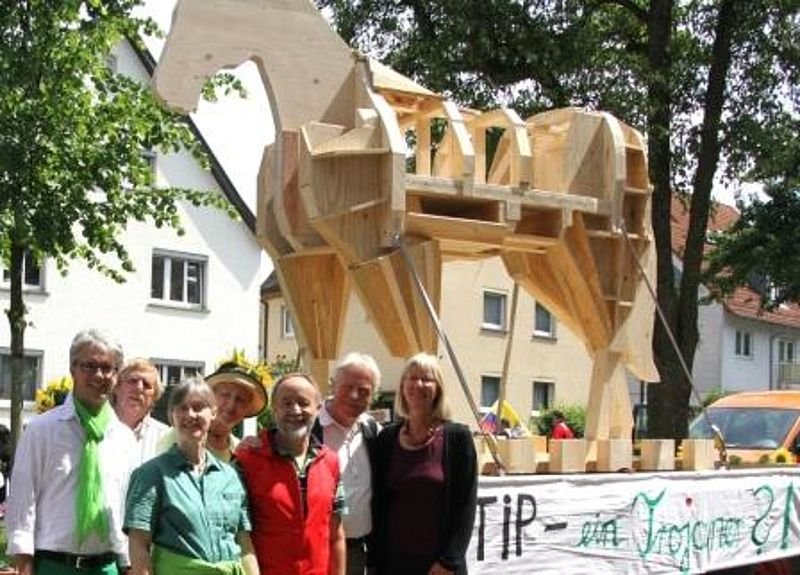 Gruppenbild vor einem hölzernen Trojanischen Pferd