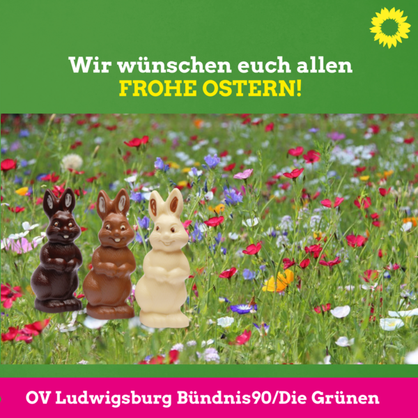 Sharepic mit einem Foto von drei verschiedenfarbigen Schokoladenhasen vor einer blühenden Wiese. Aufschrift: Wir wünschen euch allen Frohe Ostern!