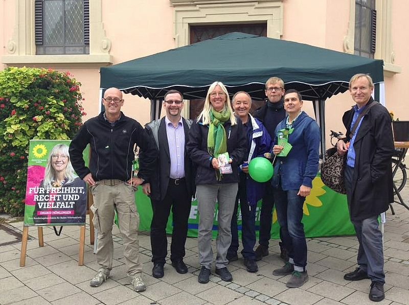 Gruppenfoto vor dem Infostand der Grünen