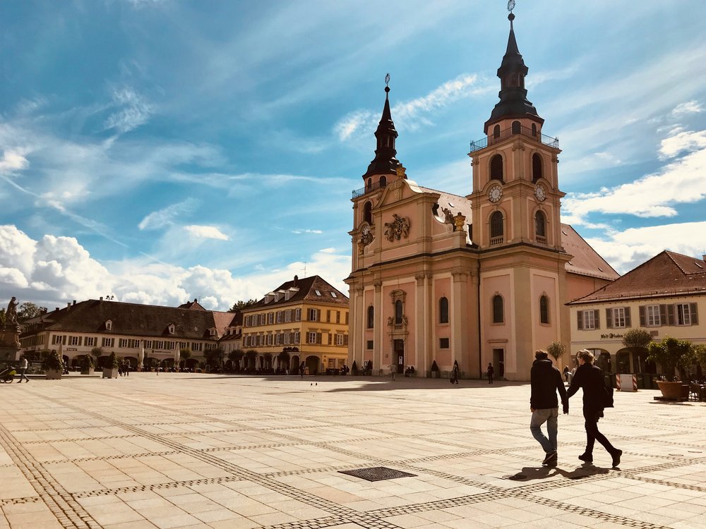 Blick auf den Ludwigsburger Marktplatz mit zwei Personen im Vordergrund