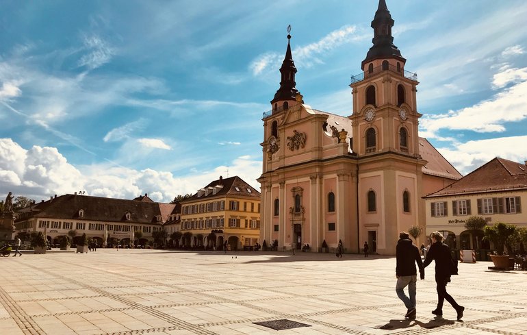 Blick auf den Ludwigsburger Marktplatz mit zwei Personen im Vordergrund