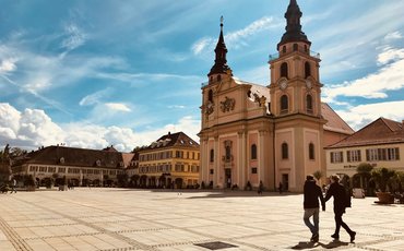 Blick auf den Ludwigsburger Marktplatz mit zwei Personen im Vordergrund