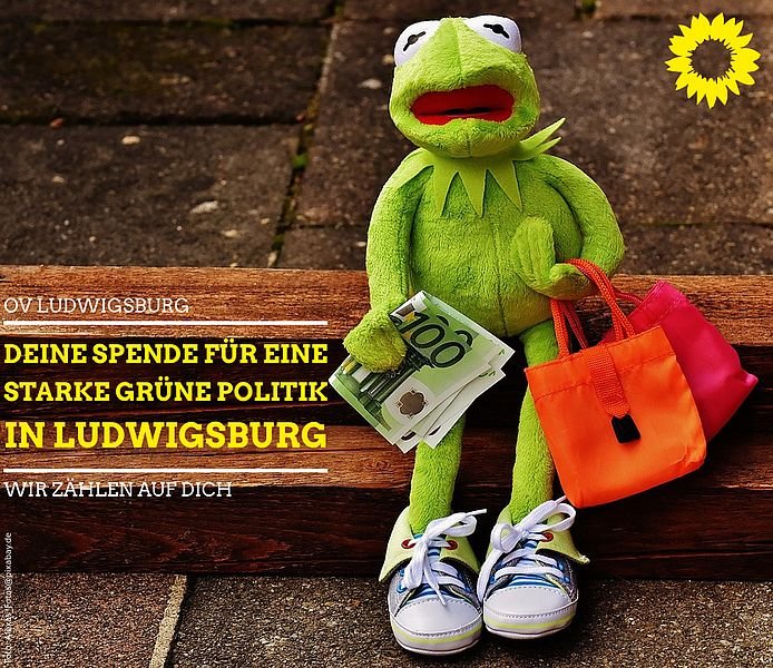 Foto von Kermit, dem Frosch, als Plüschfigur. Er hält eine Tasche in der einen und einen Geldschein in der anderen Hand. Aufschrift: Deine Spende für eine starke grüne Politik in Ludwigsburg.