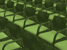 Grün eingefärbtes Bild von leeren Stuhlreihen.