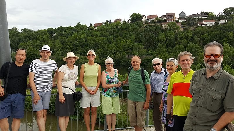 Gruppenfoto der Teilnehmer und Teilnehmerinnen auf der Neckarbrücke bei den Zugwiesen