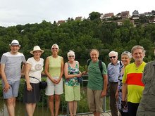 Gruppenfoto der Teilnehmer und Teilnehmerinnen auf der Neckarbrücke bei den Zugwiesen