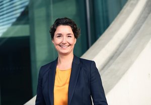 Porträtfoto von Dr. Sandra Detzer.