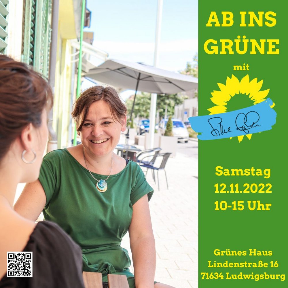Foto von Silke Gericke im Gespräch mit einer jungen Frau vor dem Grünen Haus in Ludwigsburg