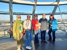 Foto von fünf Teilnehmer*innen der BPA-Fahrt in der Kuppel des Reichstags