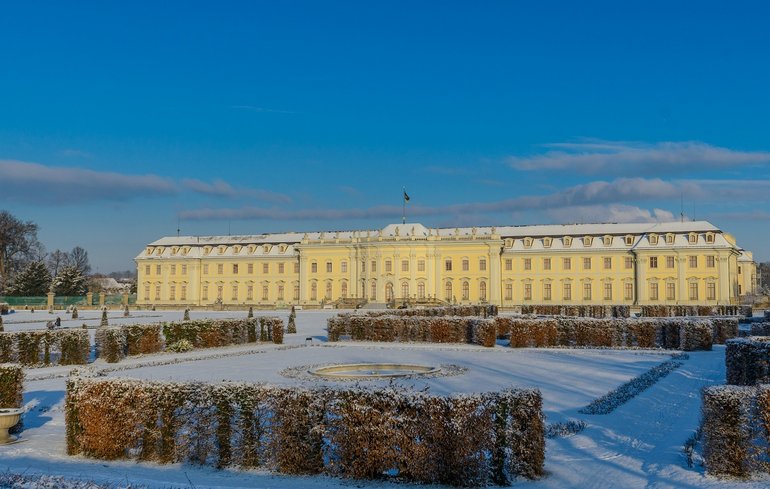 Bild vom Ludwigsburger Schloss mit Park im Winter, es liegt Schnee.