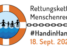 Logo der Veranstaltung Rettungskette für Menschenrecht #HandInHand. Grafik von einem Rettungsring, von dem in beide Richtungen eine Kette an den Bildrand führt. Im Ring stehen Menschen auf dem Meer.